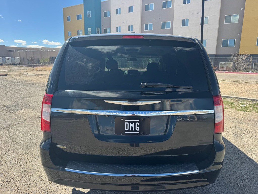 2013 Chrysler Town & Country Image 8