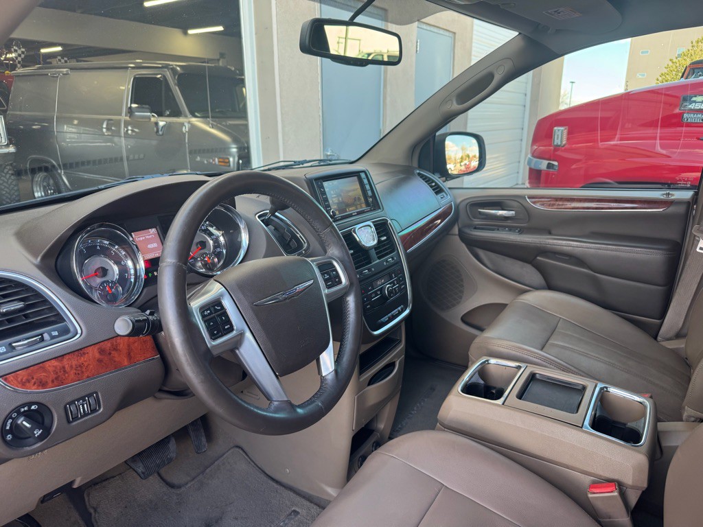 2013 Chrysler Town & Country Image 9