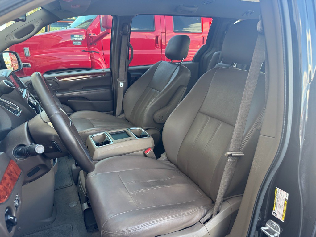 2013 Chrysler Town & Country Image 10