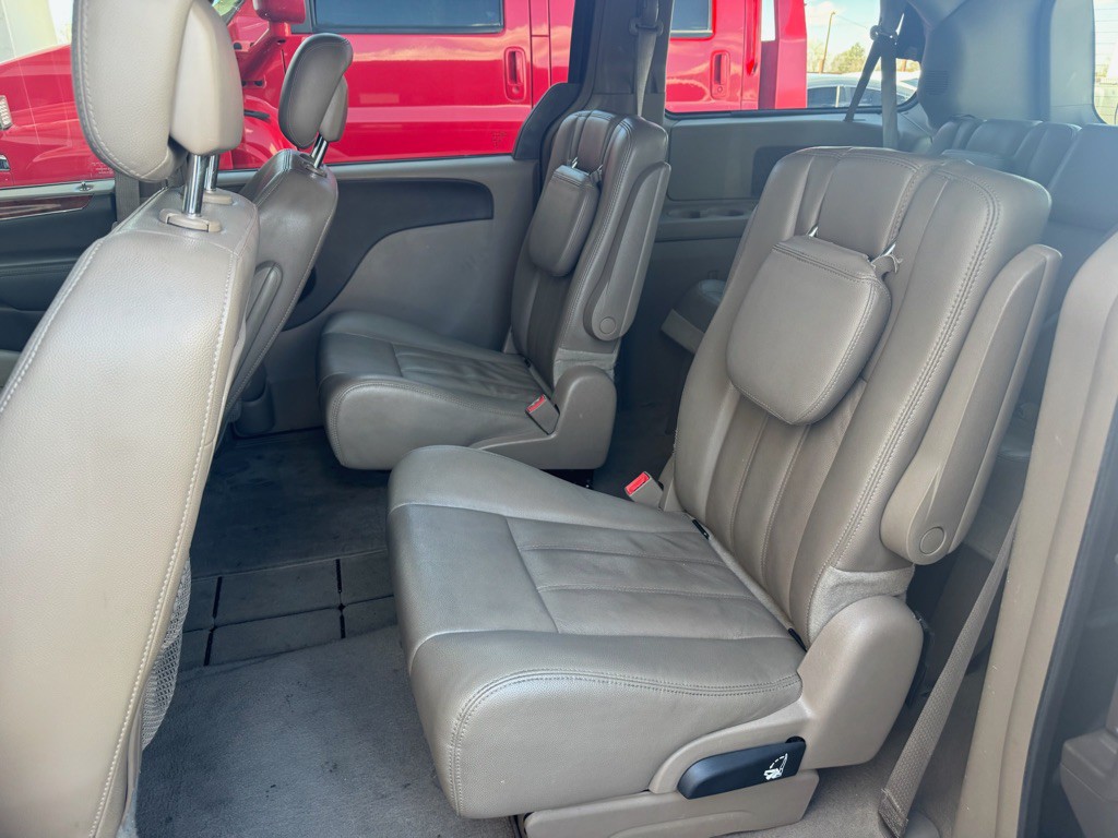 2013 Chrysler Town & Country Image 11