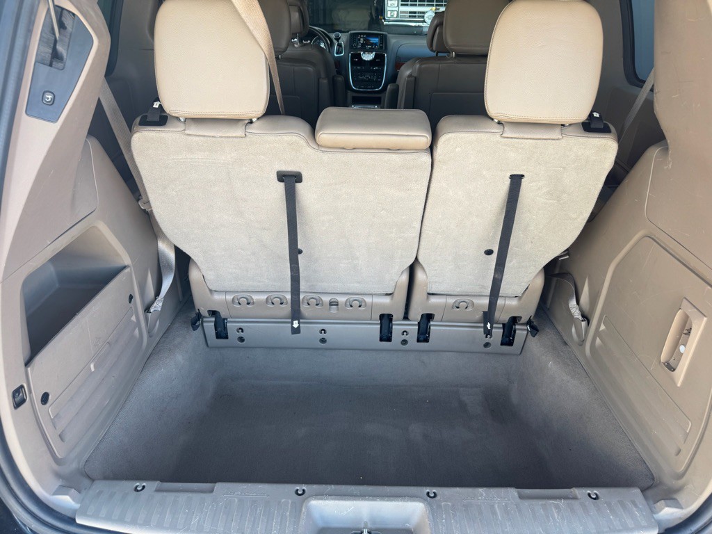 2013 Chrysler Town & Country Image 13