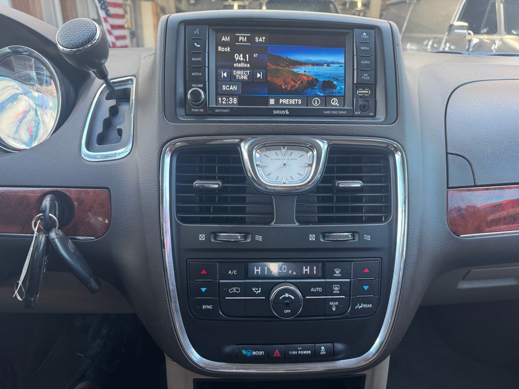 2013 Chrysler Town & Country Image 15