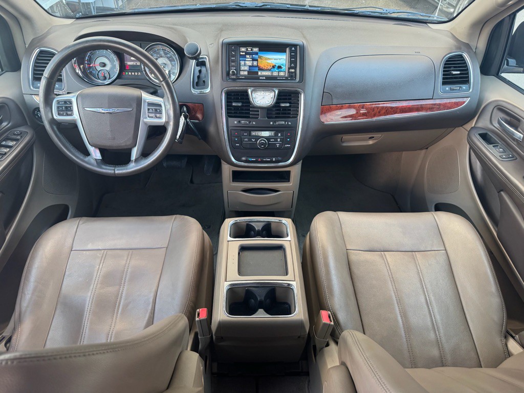 2013 Chrysler Town & Country Image 16