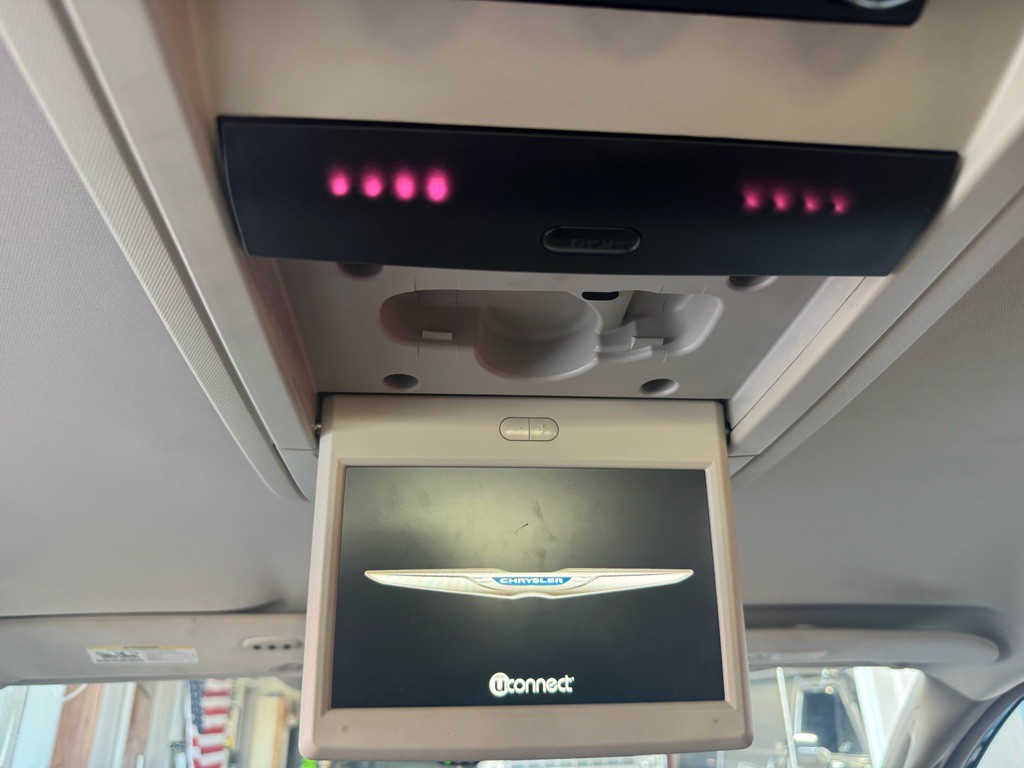 2013 Chrysler Town & Country Image 17