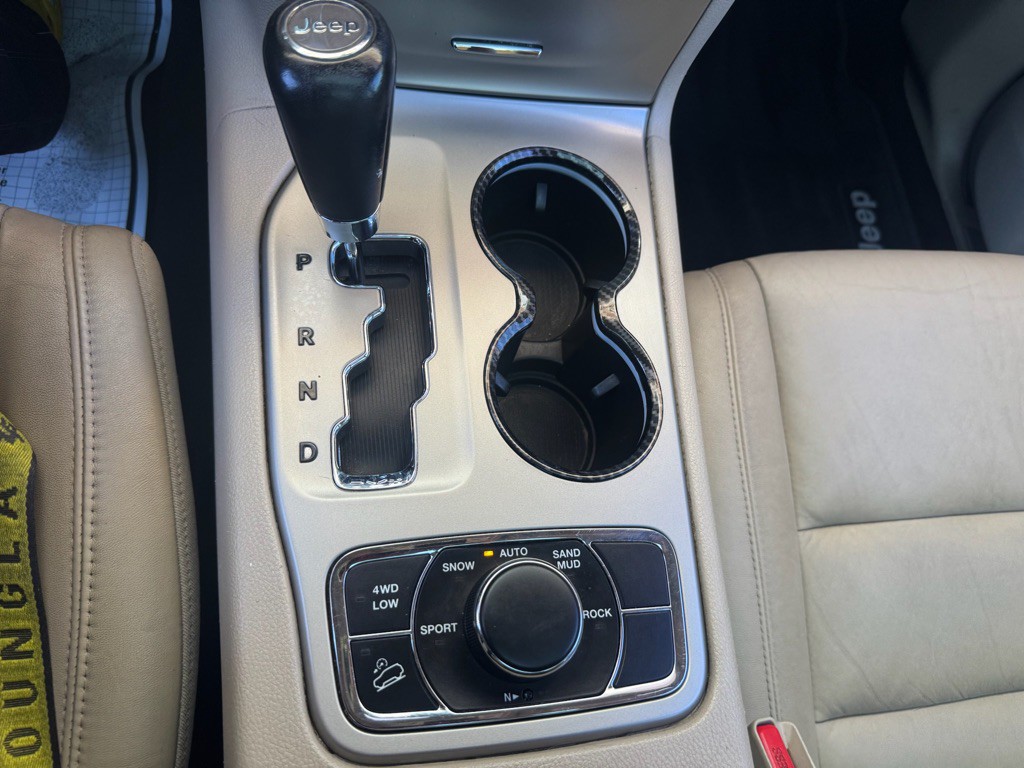 2012 Jeep Grand Cherokee Image 16
