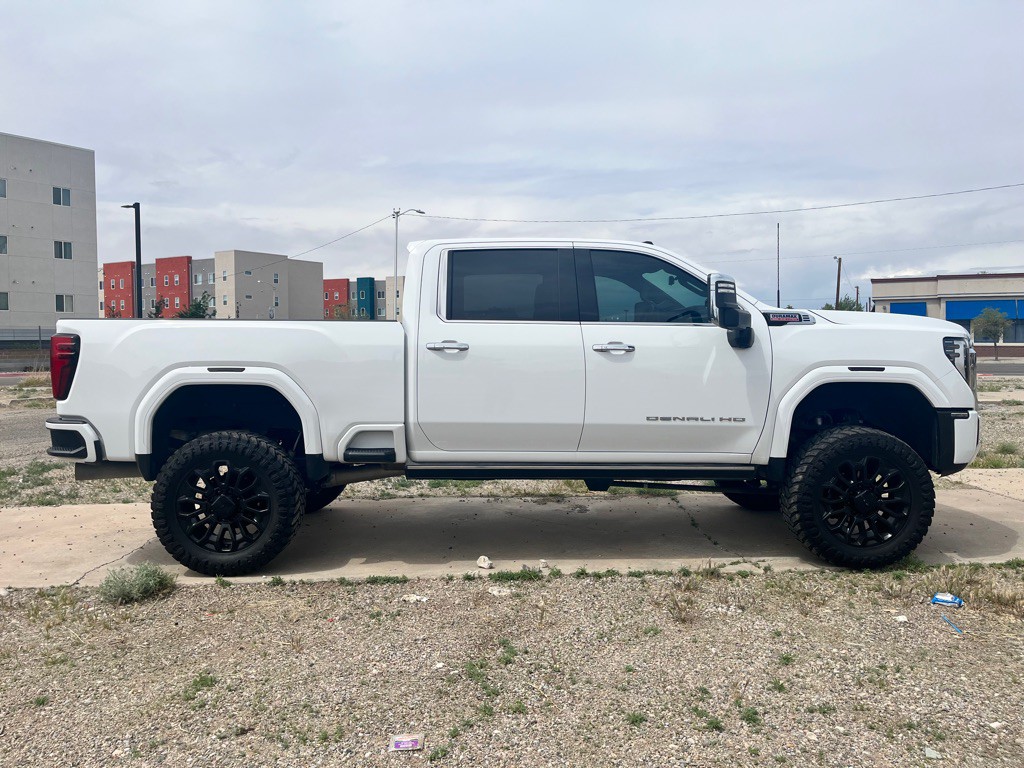 2024 GMC Sierra Image 2