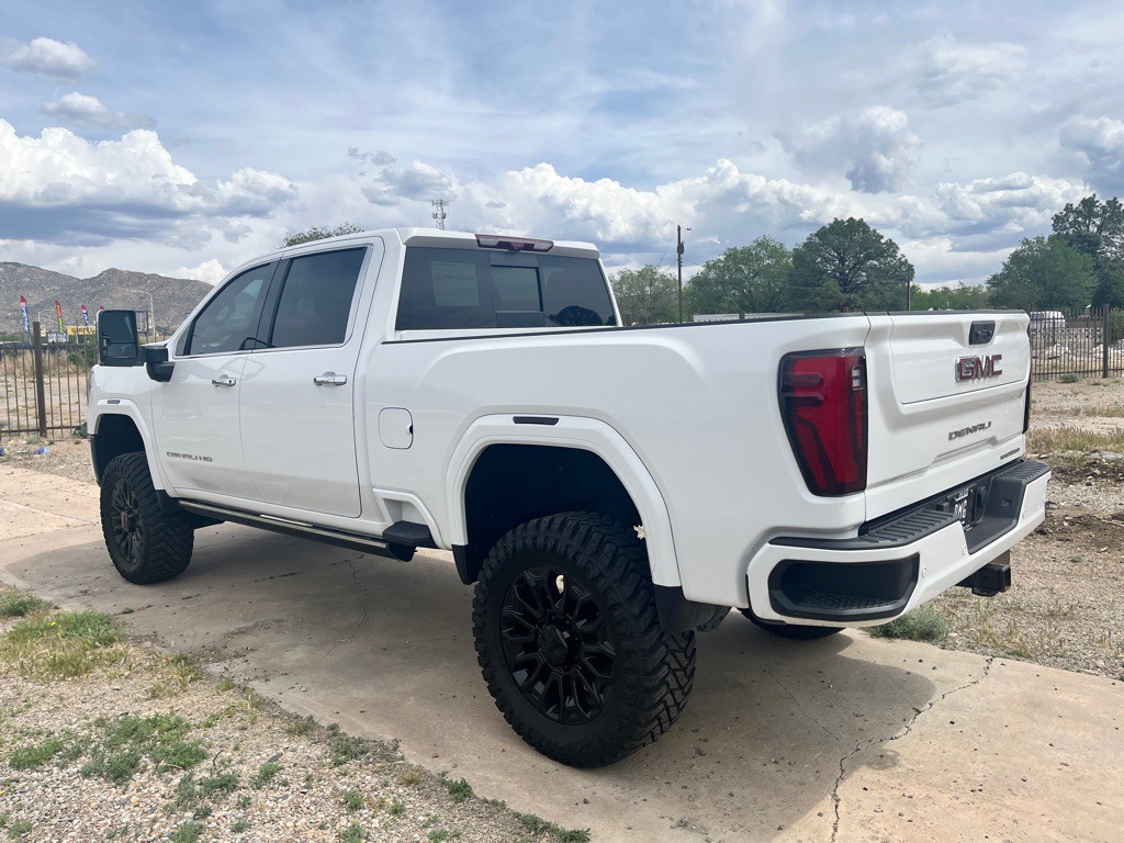 2024 GMC Sierra Image 3