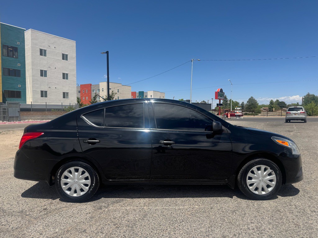 2015 Nissan Versa Image 2