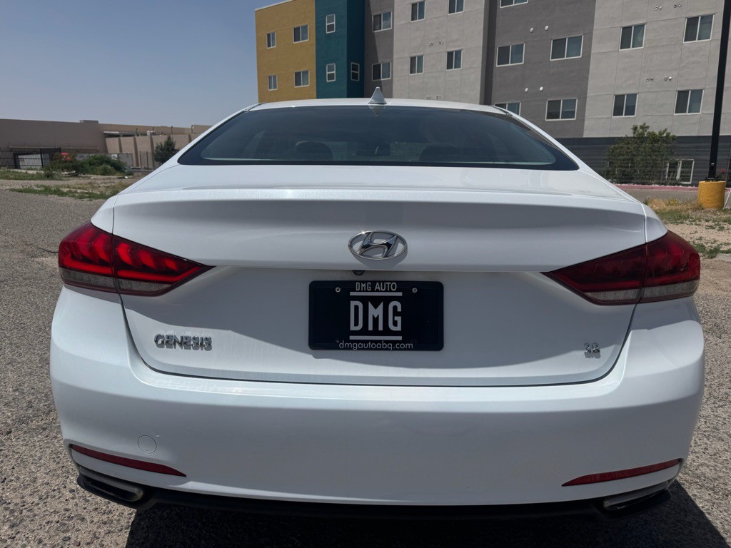 2015 Hyundai Genesis Image 8