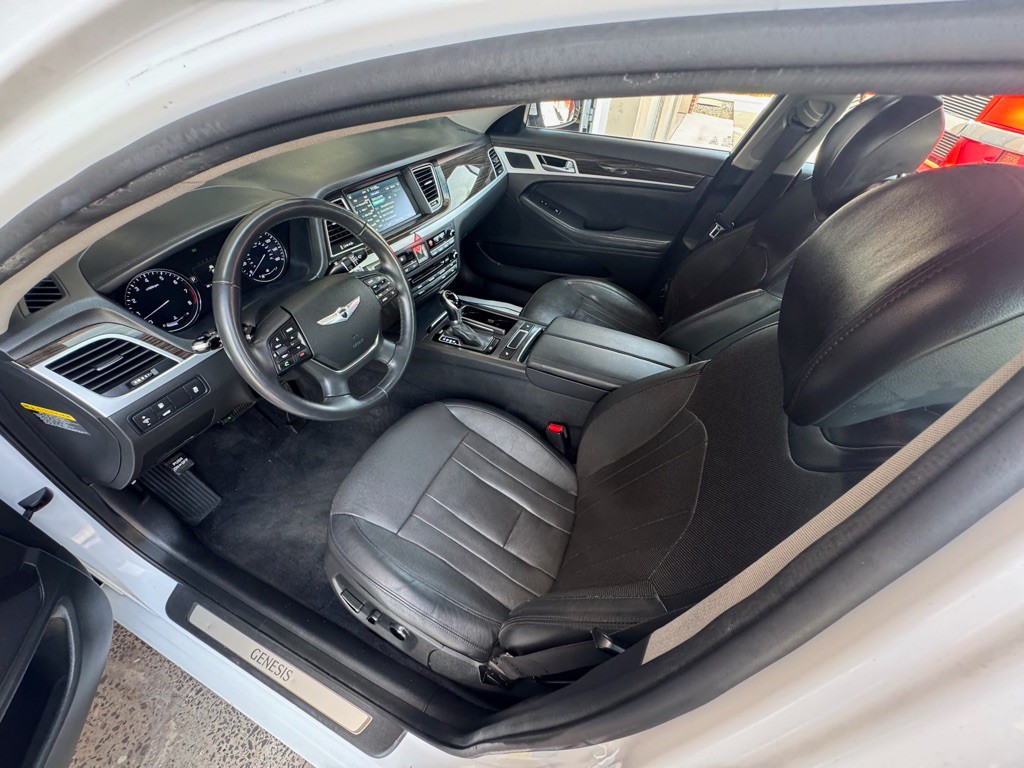 2015 Hyundai Genesis Image 9