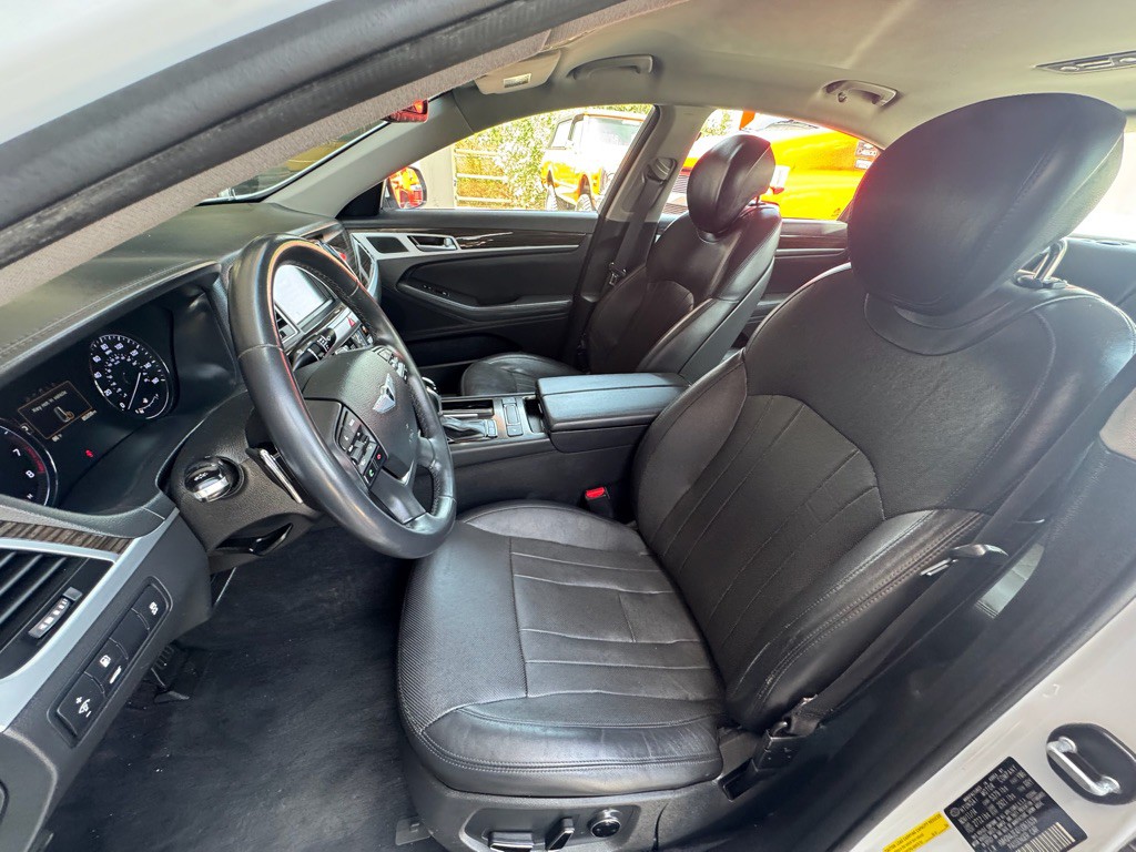 2015 Hyundai Genesis Image 10