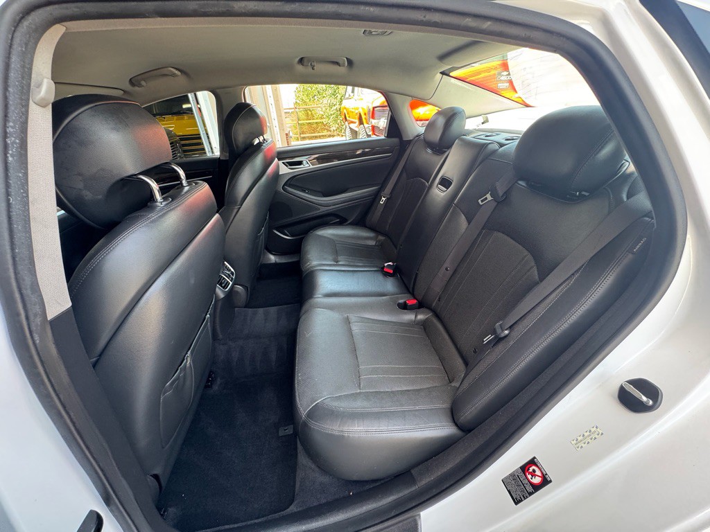 2015 Hyundai Genesis Image 11