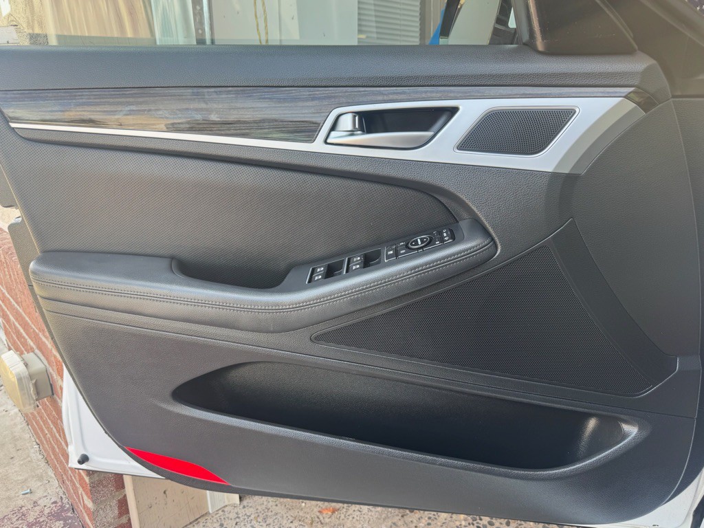 2015 Hyundai Genesis Image 17