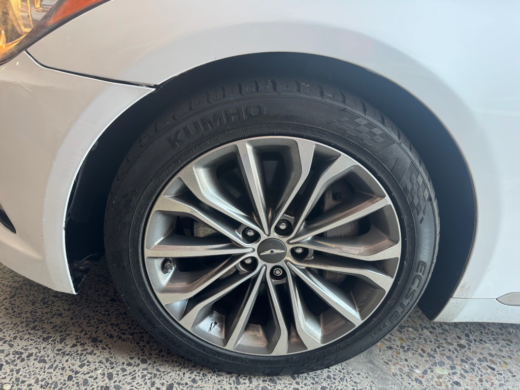 2015 Hyundai Genesis Image 18