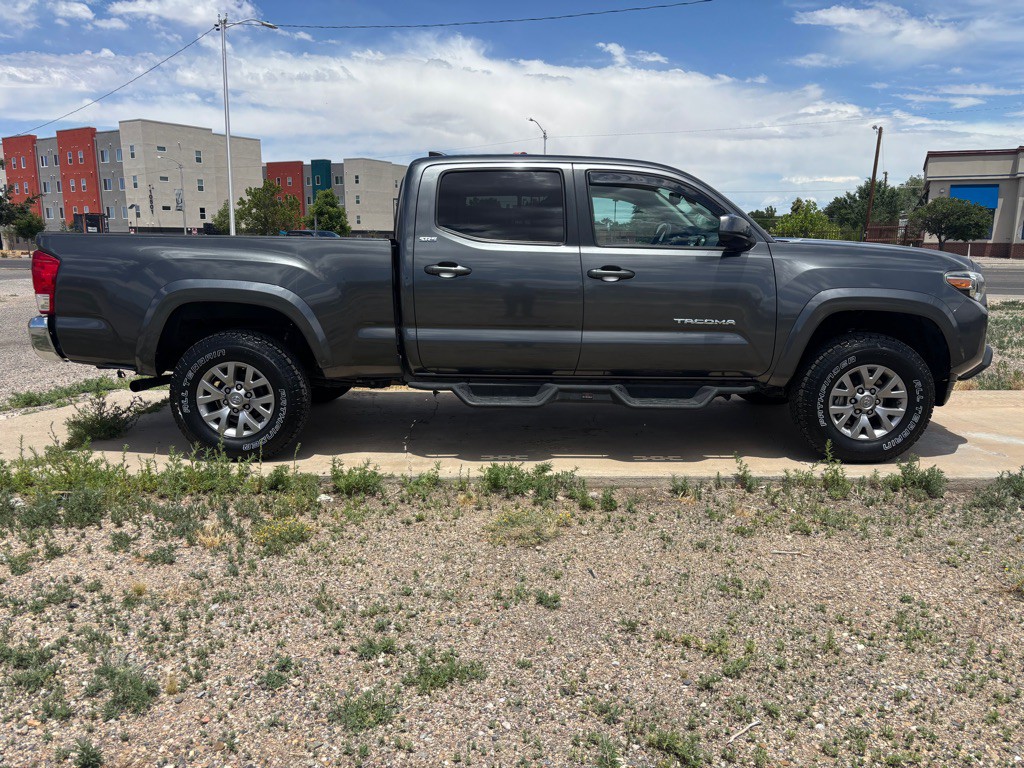 2017 Toyota Tacoma Image 2