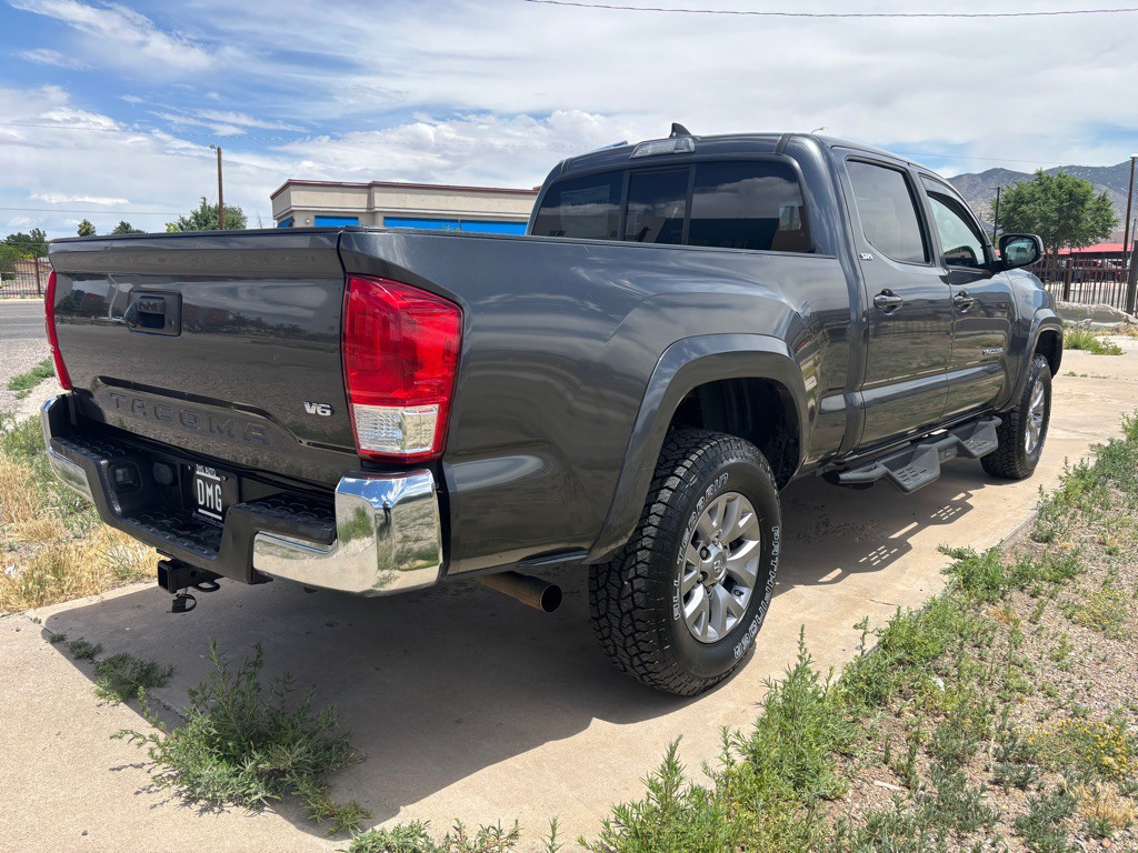 2017 Toyota Tacoma Image 3