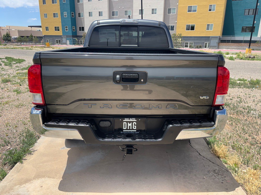 2017 Toyota Tacoma Image 8