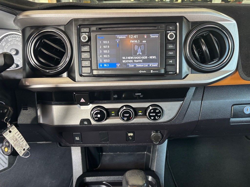 2017 Toyota Tacoma Image 15