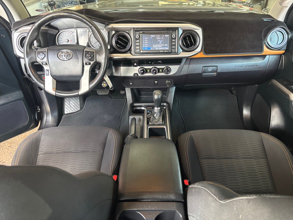 2017 Toyota Tacoma Image 16