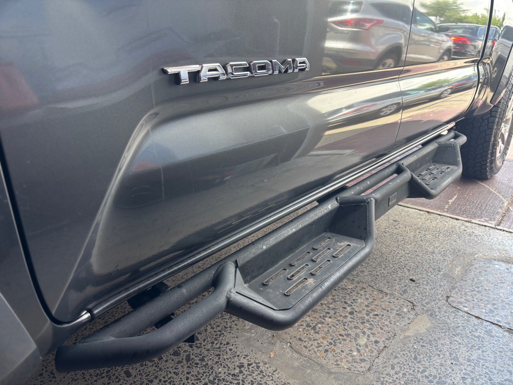 2017 Toyota Tacoma Image 17