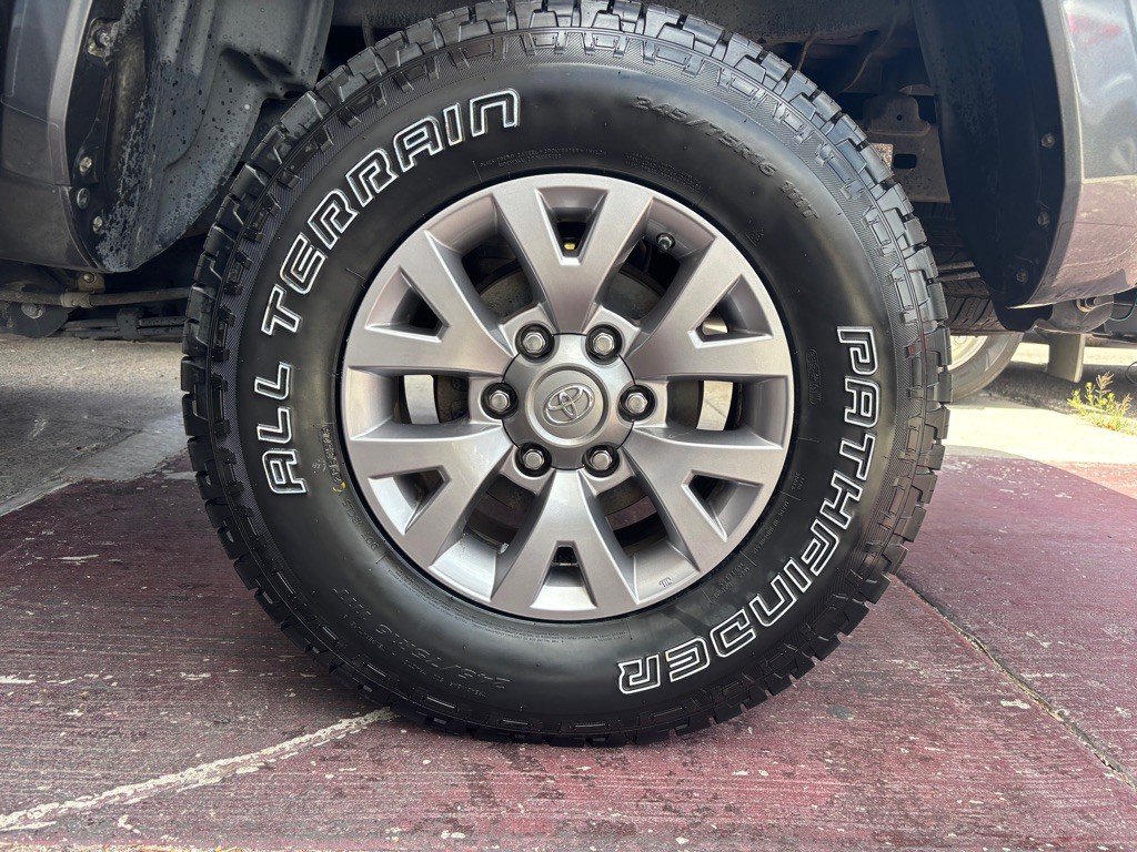 2017 Toyota Tacoma Image 18