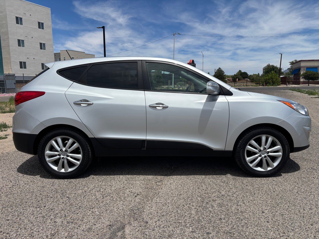 2010 Hyundai Tucson Image 2