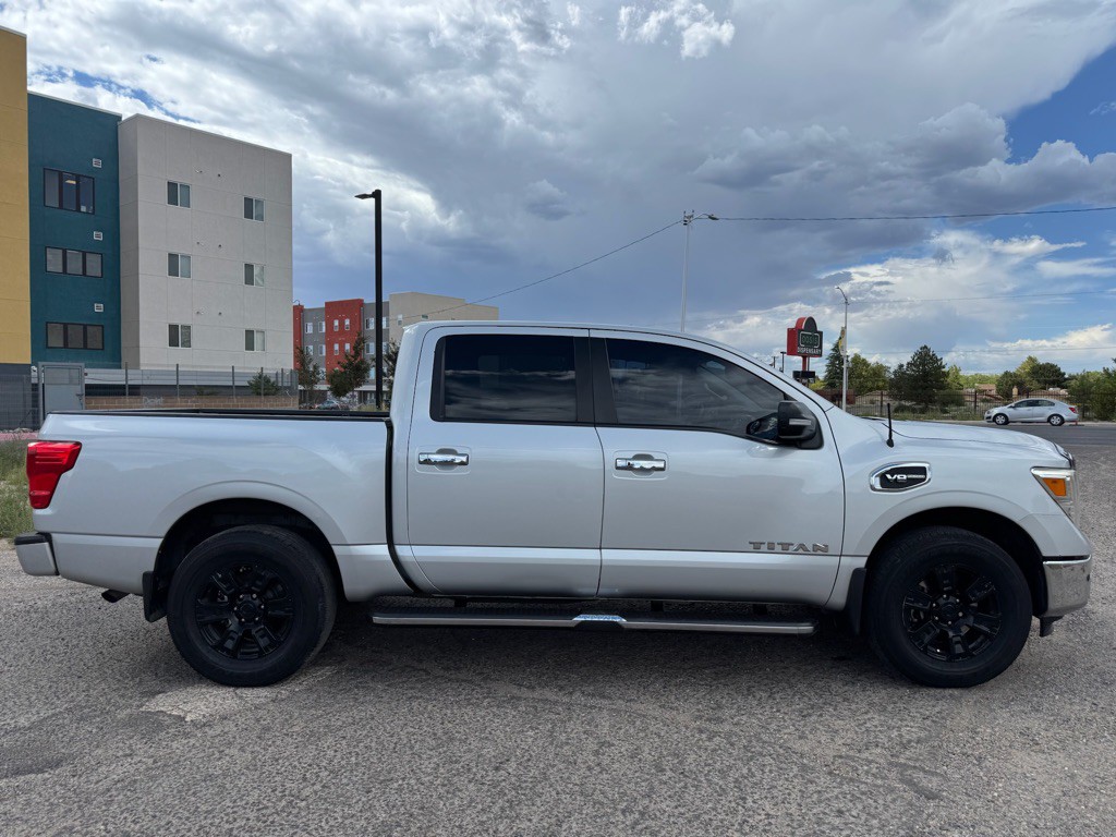 2017 Nissan Titan Image 2