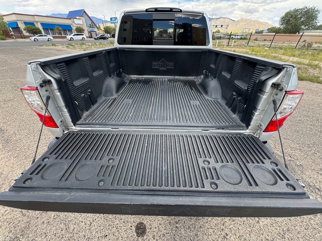 2017 Nissan Titan Image 12