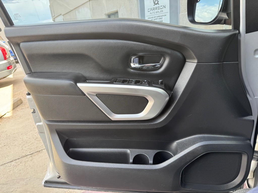 2017 Nissan Titan Image 17