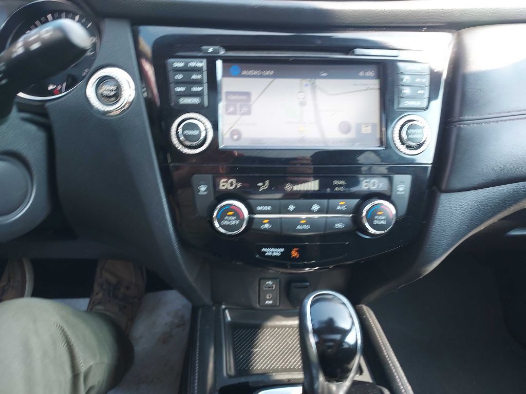 2017 Nissan Rogue Image 17