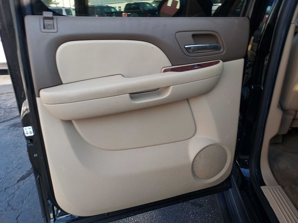 2014 Chevrolet Suburban Image 12