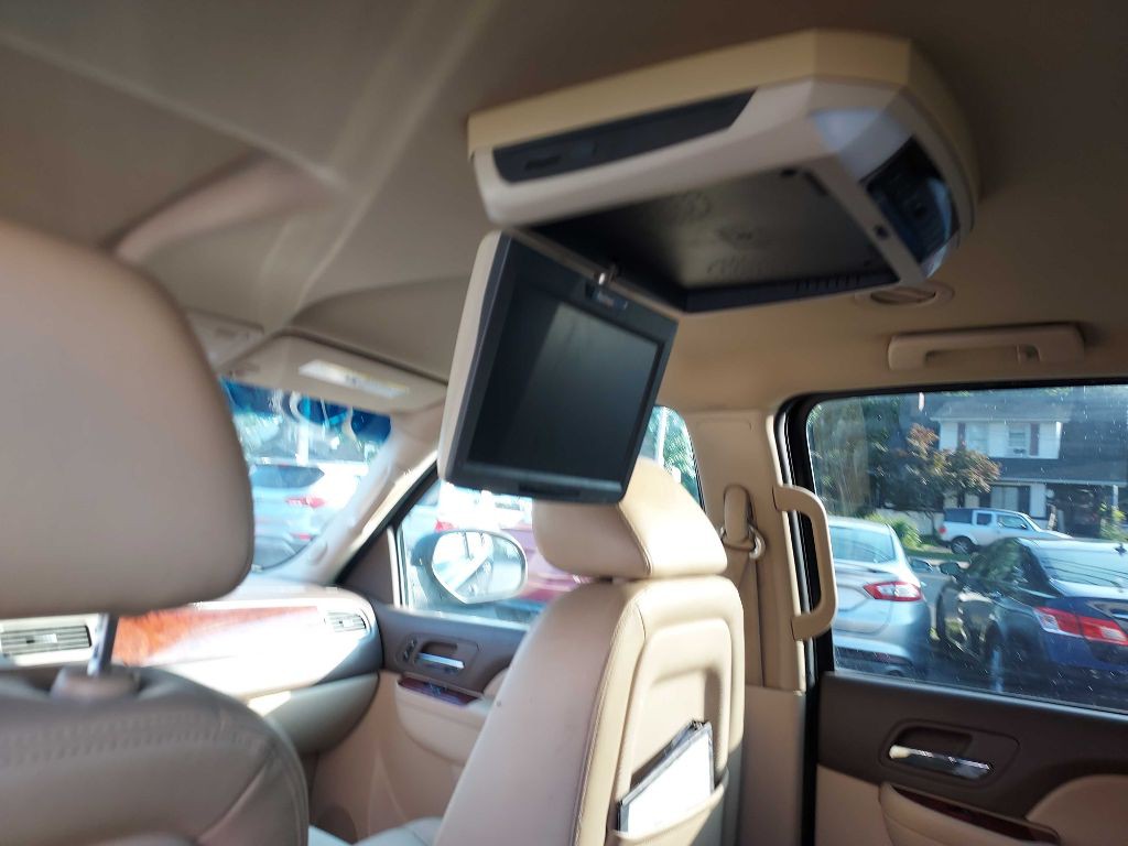 2014 Chevrolet Suburban Image 14