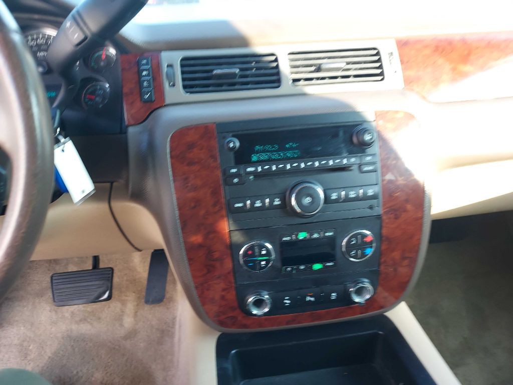 2014 Chevrolet Suburban Image 17
