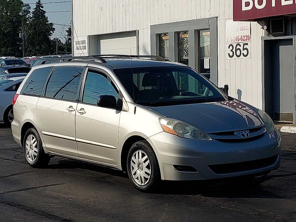 2010 Toyota Sienna Image 2