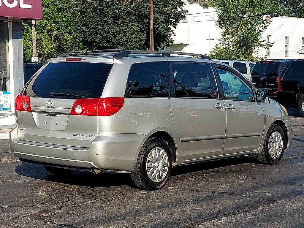 2010 Toyota Sienna Image 3