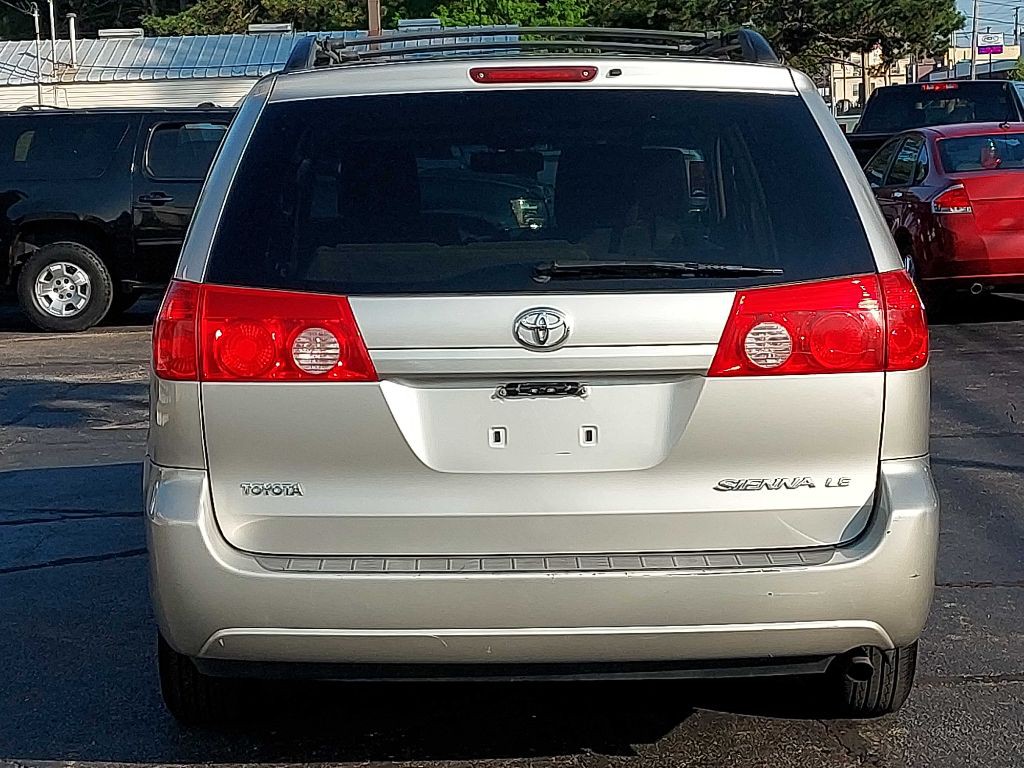 2010 Toyota Sienna Image 7