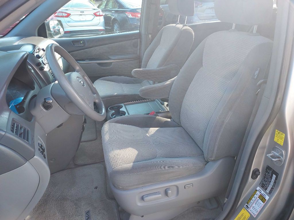 2010 Toyota Sienna Image 9