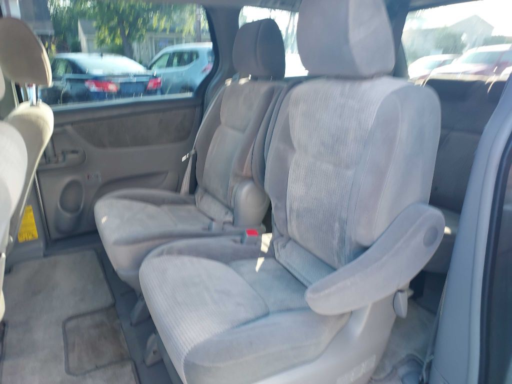 2010 Toyota Sienna Image 11