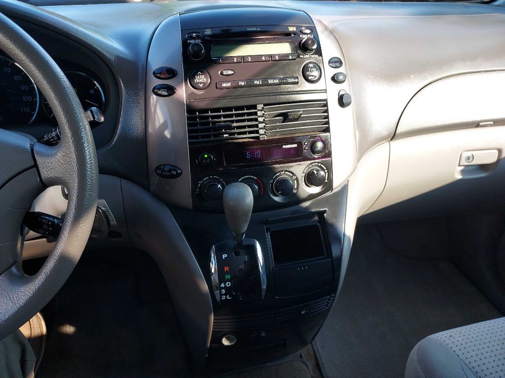 2010 Toyota Sienna Image 14