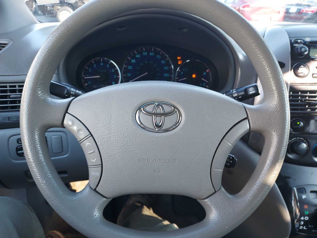 2010 Toyota Sienna Image 18