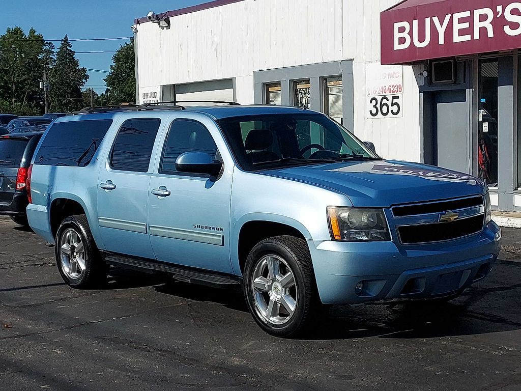 2011 Chevrolet Suburban Image 2