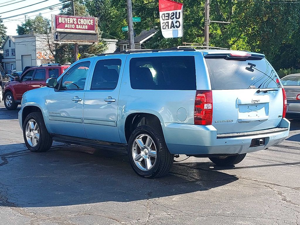 2011 Chevrolet Suburban Image 3