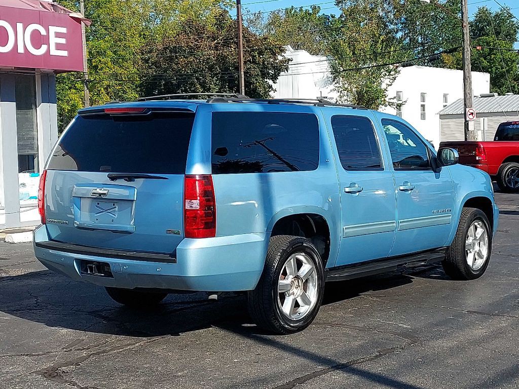 2011 Chevrolet Suburban Image 4