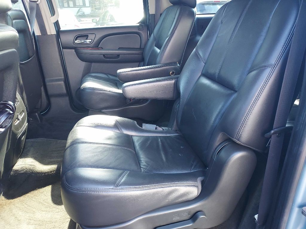 2011 Chevrolet Suburban Image 11