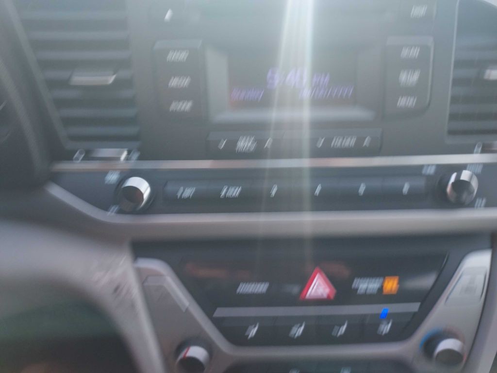 2018 Hyundai Elantra Image 15