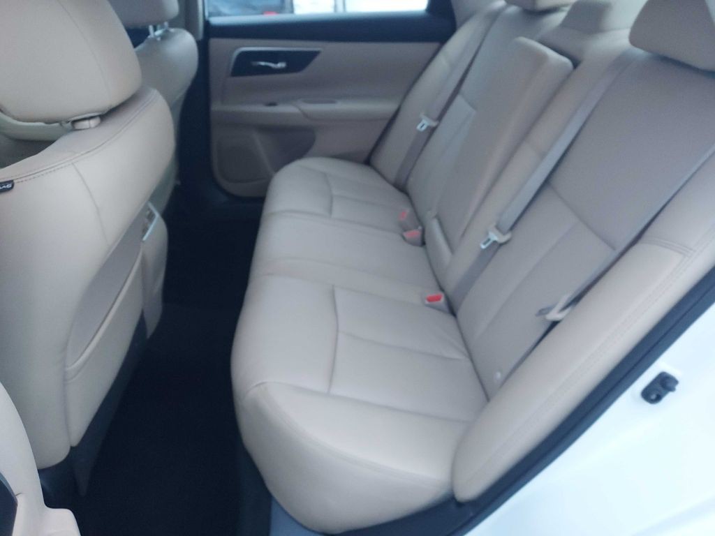 2016 Nissan Altima Image 11