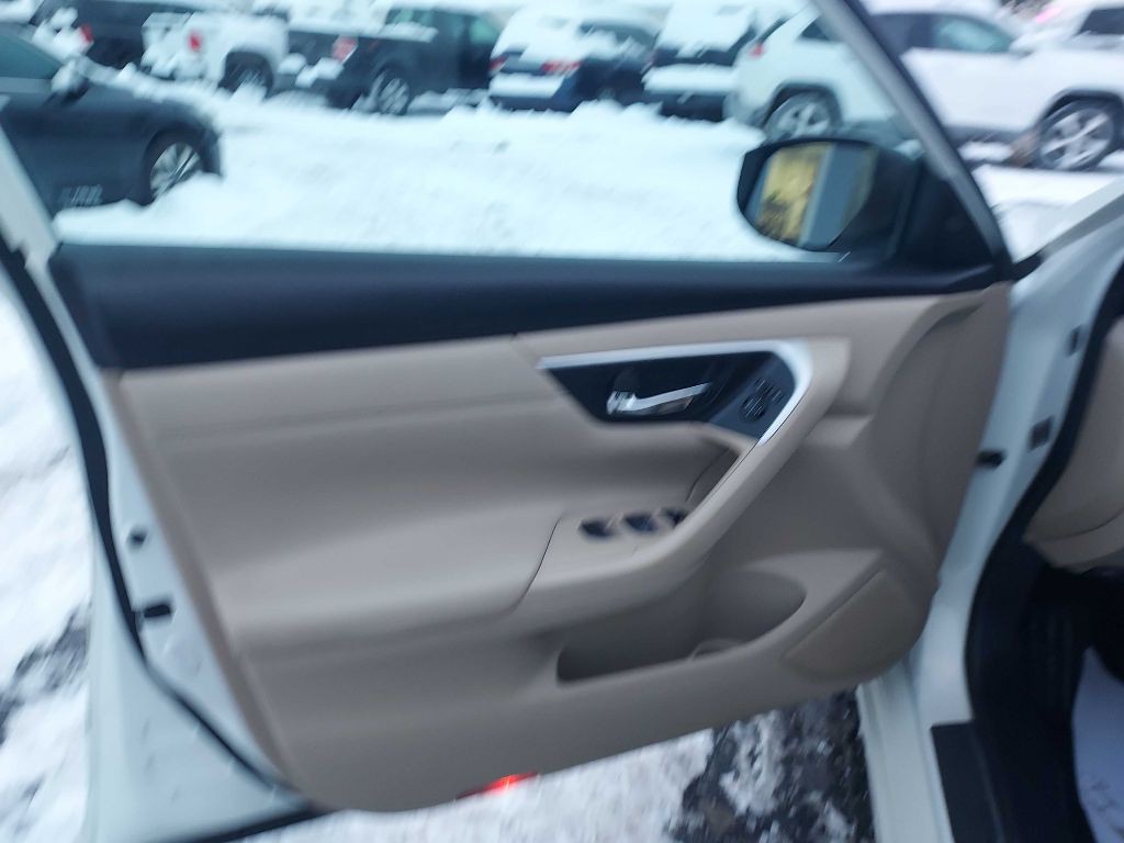 2016 Nissan Altima Image 12