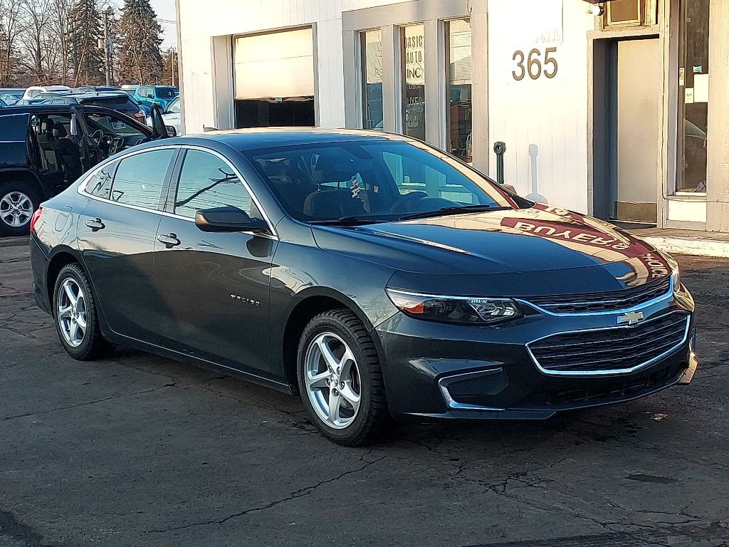 2017 Chevrolet Malibu Image 2