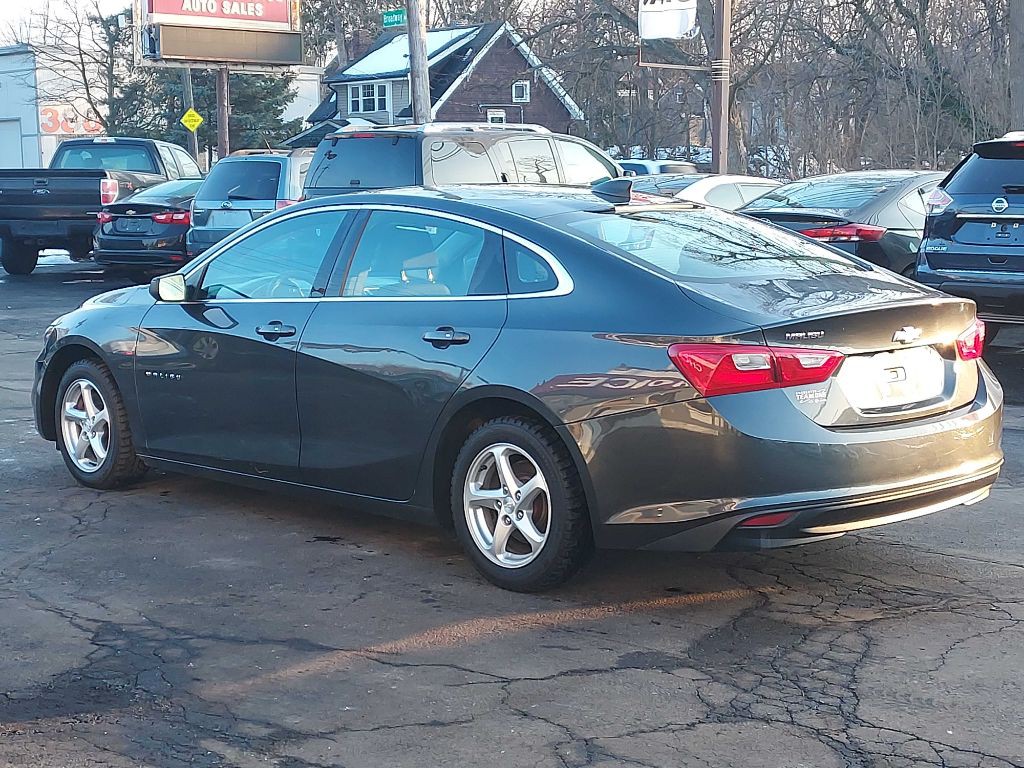 2017 Chevrolet Malibu Image 3