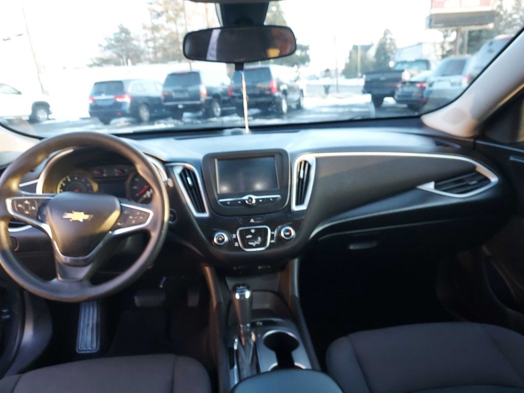 2017 Chevrolet Malibu Image 14